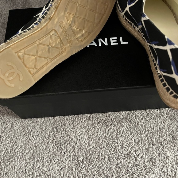 CHANEL ESPADRILLE LIKE NEW - Picture 3 of 3